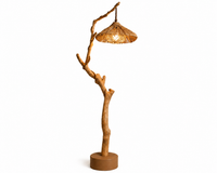 Lampadaire en bois flotté et abat-jour en rotin tressé | TREEZ