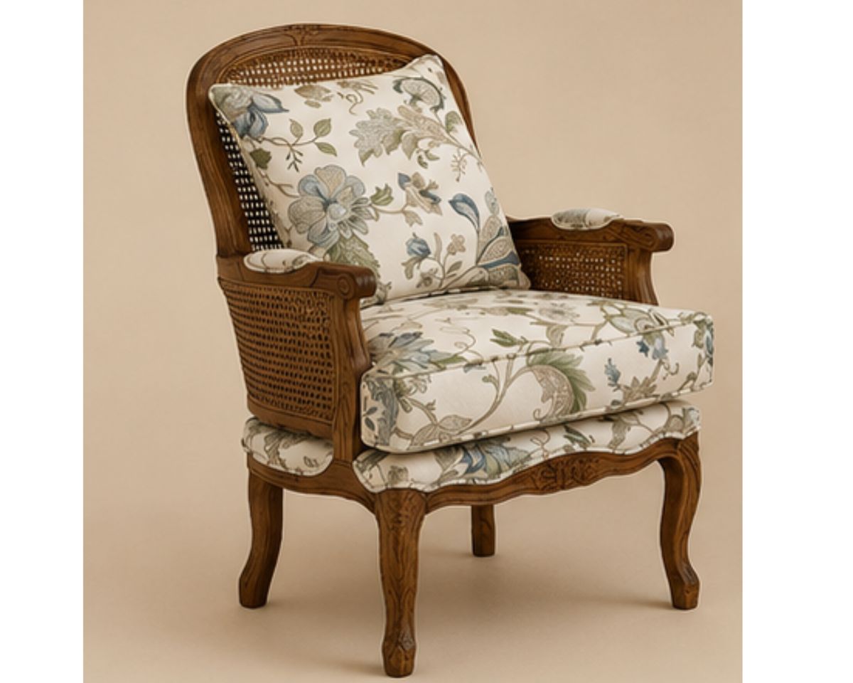 Fauteuil en rotin style vintage avec coussins fleuris | VINTO