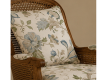 Fauteuil en rotin style vintage avec coussins fleuris | VINTO